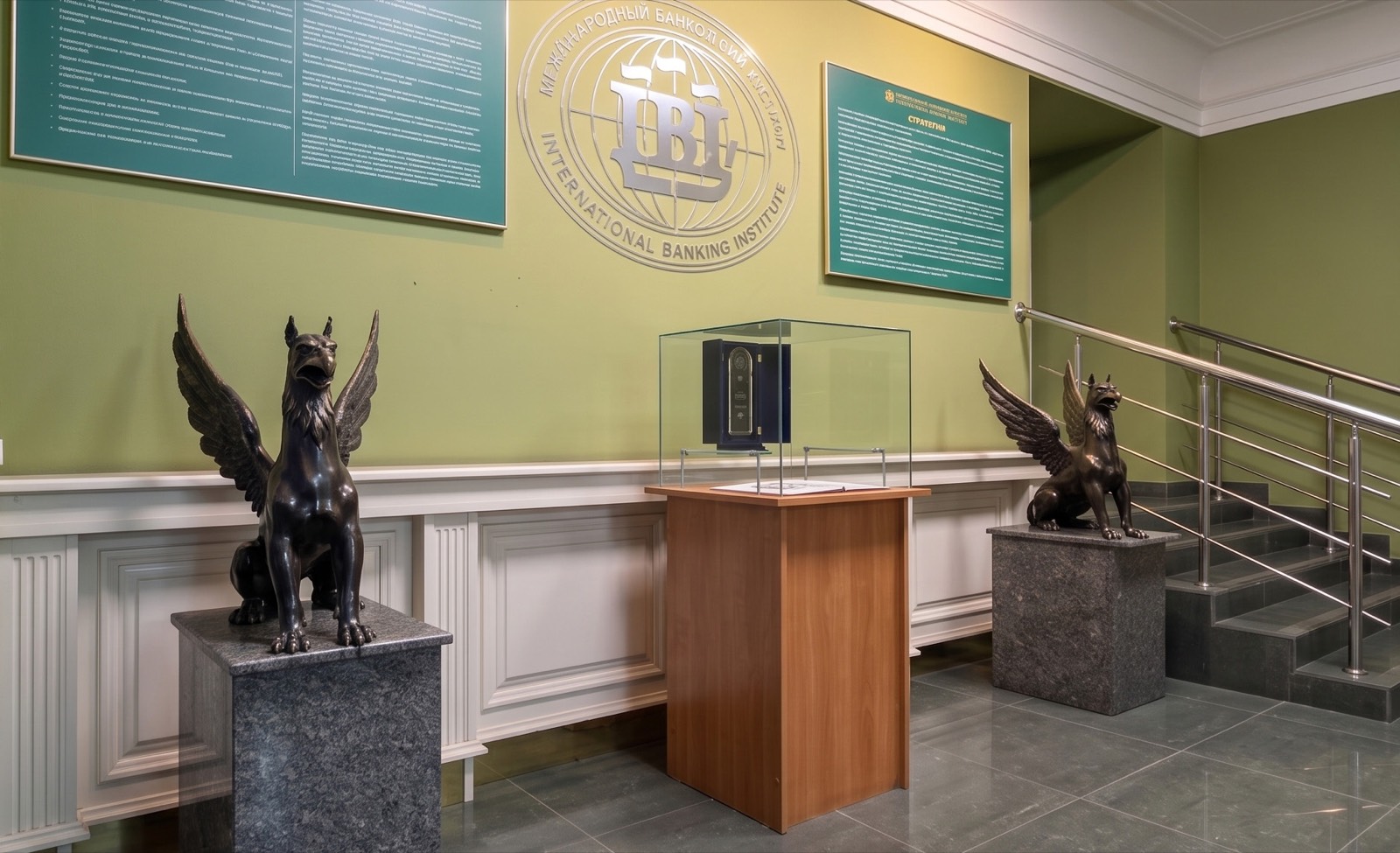 Пара бронзовых грифонов на постаментах в холле МБИ