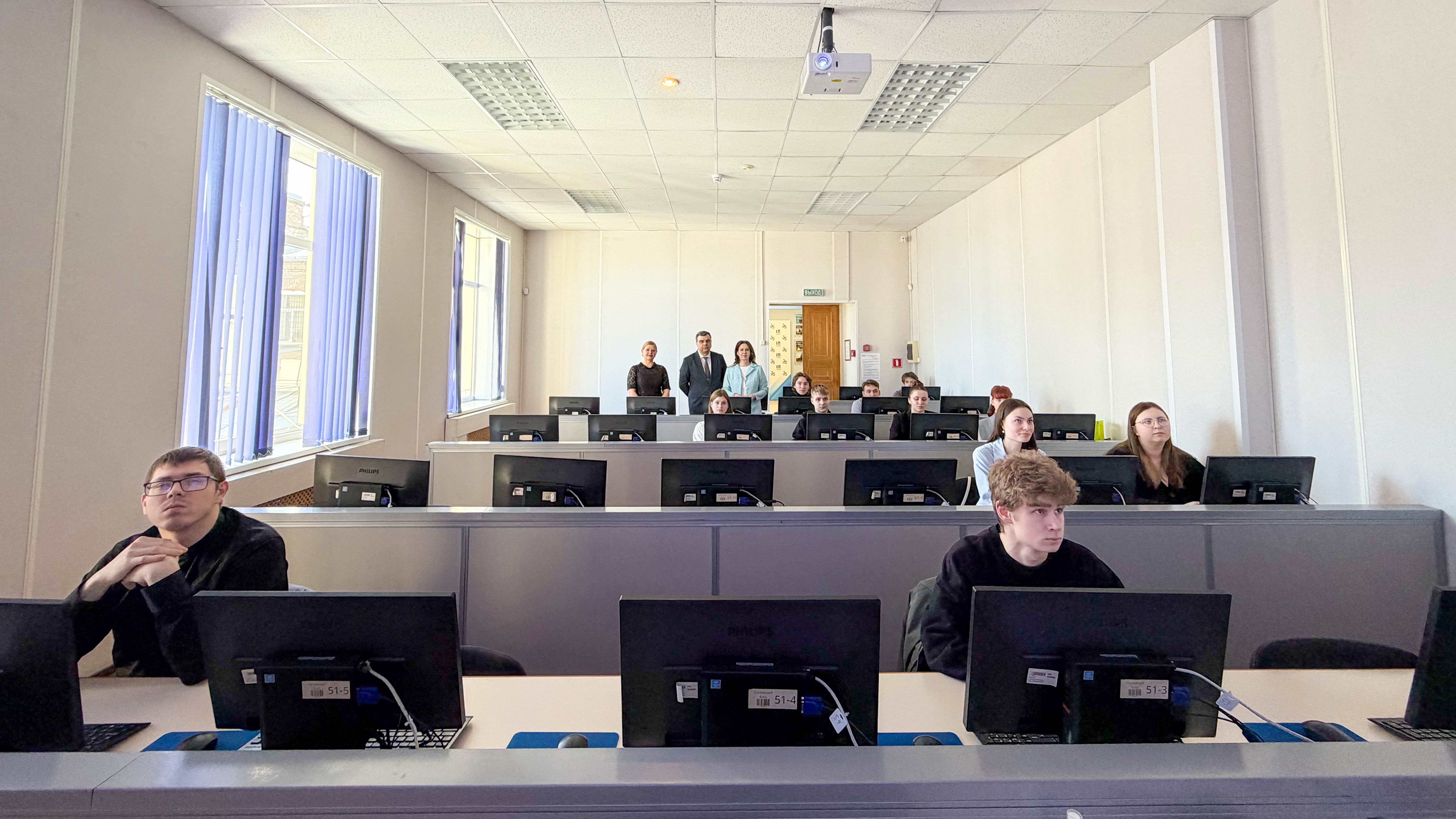 Заведующая кафедрой банковского бизнеса и управления рисками Яна Владимировна Самойлова провела круглый стол «Трансформация банковского сектора: зоны ответственности и точки роста» для студентов направления «Экономика»