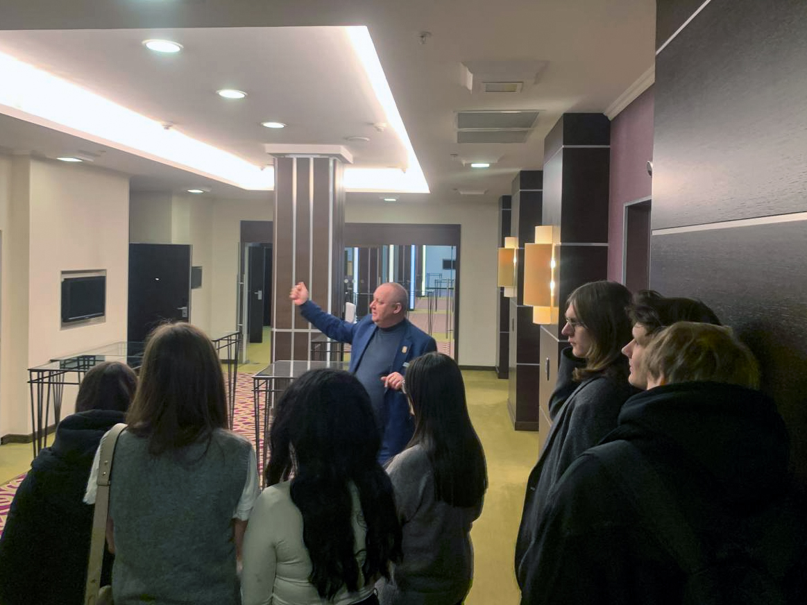 Студенты приняли участие в практических занятиях по дисциплине «Материально-техническая база гостиничной индустрии» в отеле CORT INN