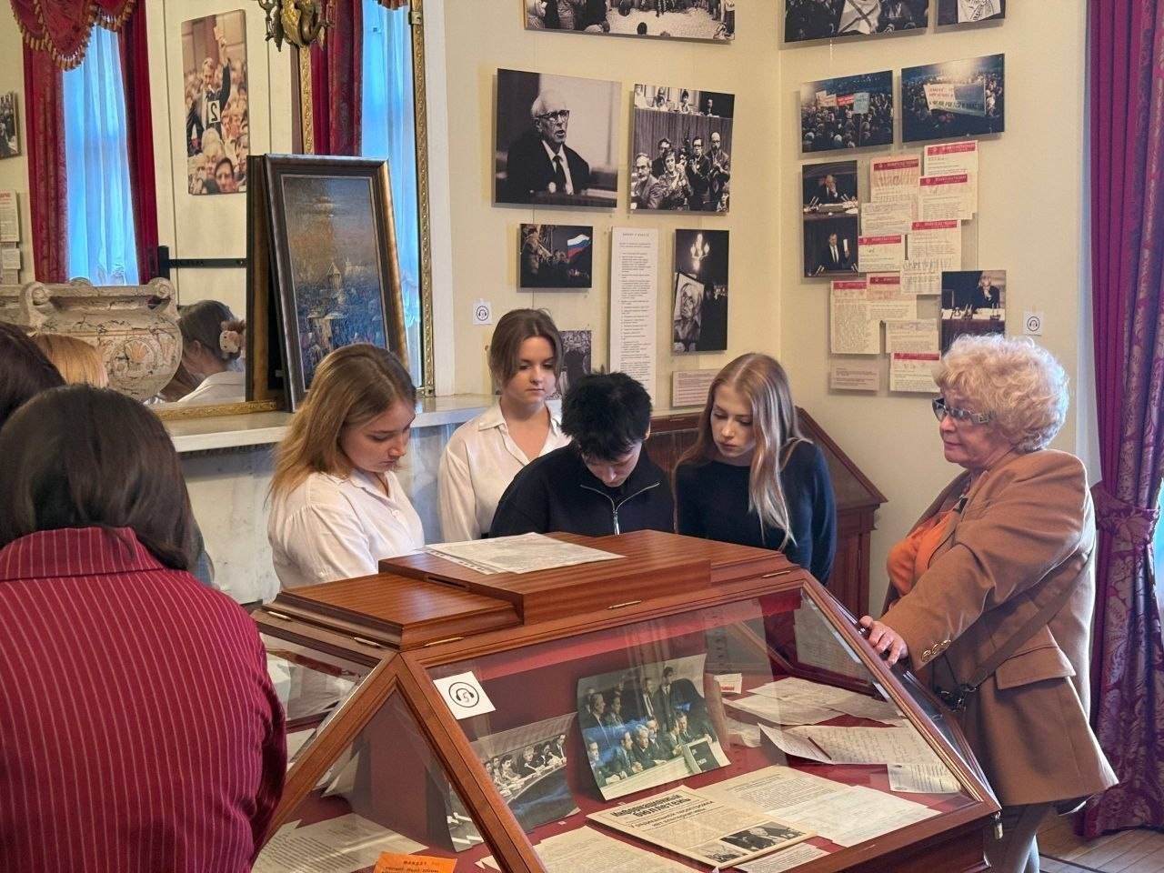 Члены Юридического клуба имени Анатолия Собчака посетили Музей становления демократии в современной России