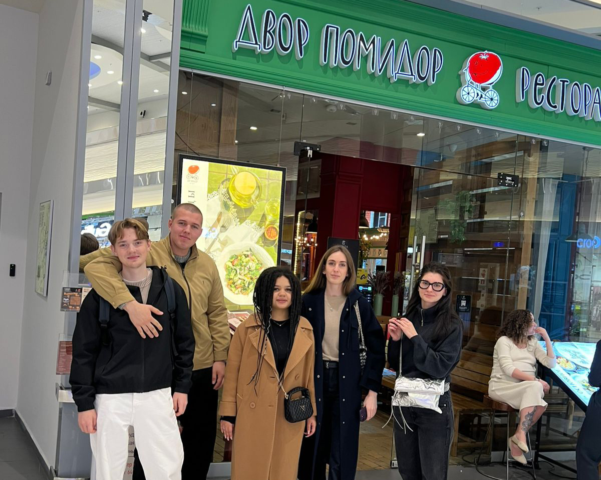 Студенты МБИ имени Анатолия Собчака направления «Гостиничное дело» посетили ресторан «Двор Помидор»